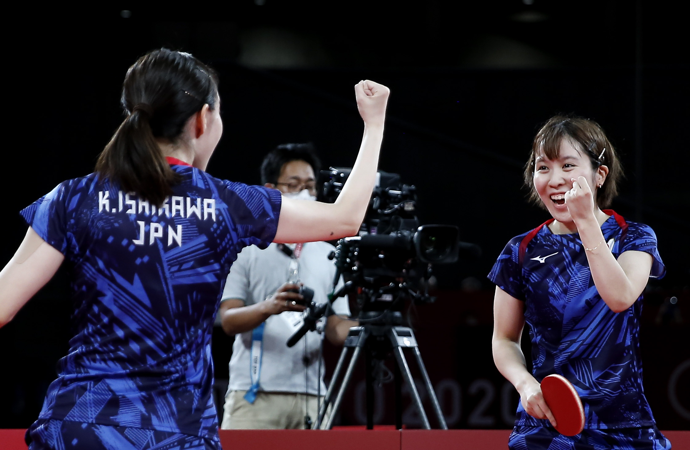 8月5日，日本队选手石川佳纯/平野美宇（右）在东京奥运会乒乓球女子团体决赛中。新华社记者王东震摄